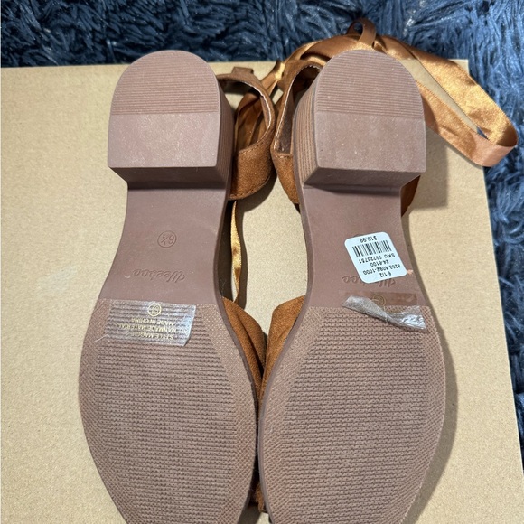 Chic Brown Sandals with Ankle Tie - Picture 3 of 4